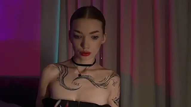 Snapshot of LinaaVelle chatting on 05.15.26 LinaaVelle online show from 05.15.26