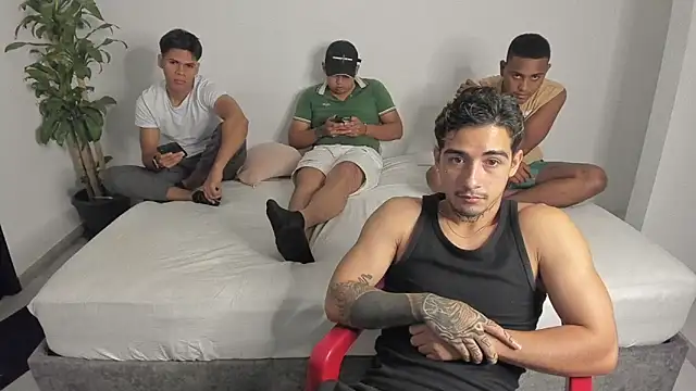 Snapshot of shark_boy28 chatting on 11.26.25 shark boy28 online show from 11.26.25