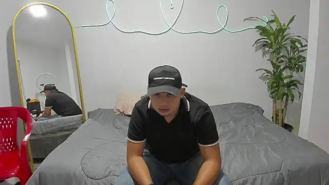 Snapshot of shark_boy28 chatting on 12.03.25 shark boy28 online show from 12.03.25