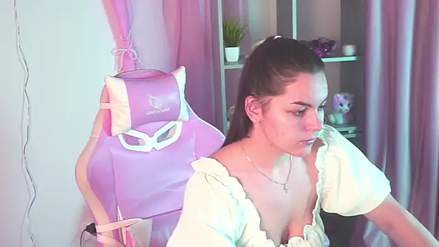 Snapshot of FrancescaCavaliere chatting on 12.17.25 FrancescaCavaliere online show from 12.17.25