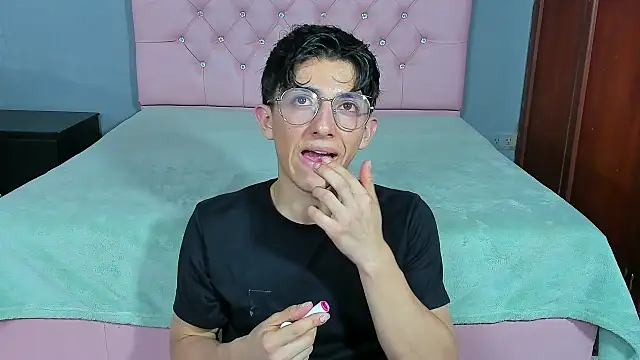 ElanGiraldo online show from 01.05.26