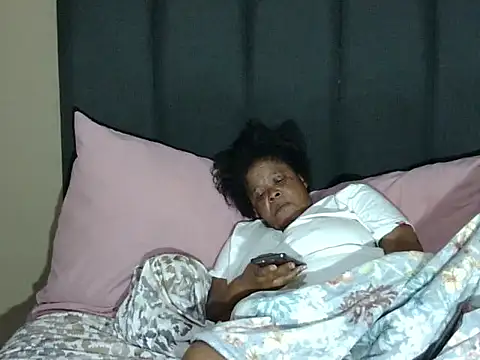 Snapshot of bigsexymama2 chatting on 12.20.25 bigsexymama2 online show from 12.20.25