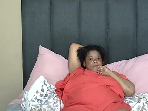 Snapshot of bigsexymama2 chatting on 12.22.25 bigsexymama2 online show from 12.22.25