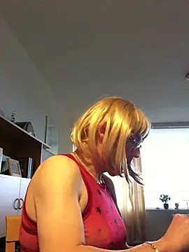 Snapshot of simone_xdressing chatting on 12.18.24 simone xdressing online show from 12.18.24