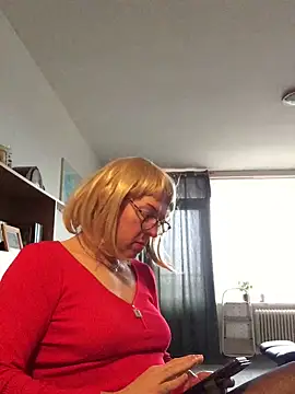 Snapshot of simone_xdressing chatting on 01.04.25 simone xdressing online show from 01.04.25