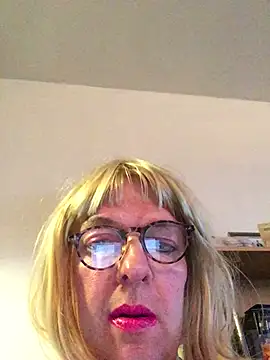 Snapshot of simone_xdressing chatting on 01.05.25 simone xdressing online show from 01.05.25