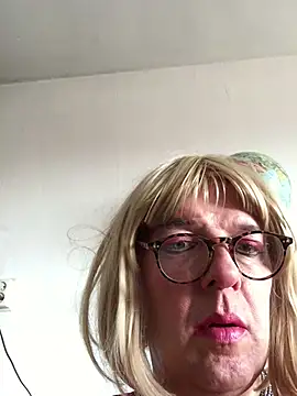 Snapshot of simone_xdressing chatting on 03.02.25 simone xdressing online show from 03.02.25