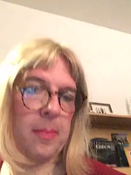 Snapshot of simone_xdressing chatting on 03.22.25 simone xdressing online show from 03.22.25