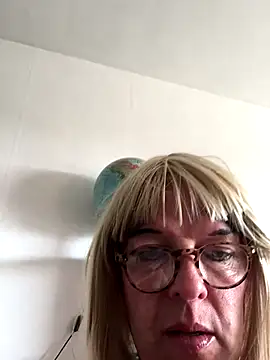 Snapshot of simone_xdressing chatting on 09.25.25 simone xdressing online show from 09.25.25