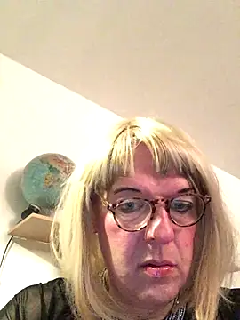 Snapshot of simone_xdressing chatting on 11.05.25 simone xdressing online show from 11.05.25