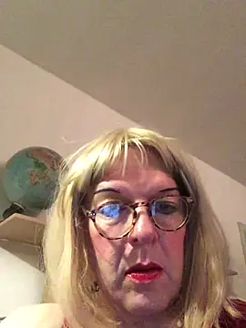 Snapshot of simone_xdressing chatting on 11.16.25 simone xdressing online show from 11.16.25