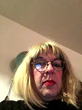 Snapshot of simone_xdressing chatting on 01.18.26 simone xdressing online show from 01.18.26