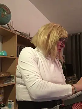 Snapshot of simone_xdressing chatting on 02.08.26 simone xdressing online show from 02.08.26