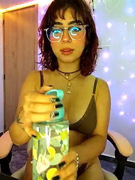 Snapshot of Sarah_Lark- chatting on 04.20.26 Sarah Lark- online show from 04.20.26