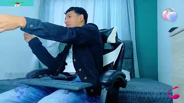 Snapshot of FelipeGonzalezz chatting on 11.14.25 FelipeGonzalezz online show from 11.14.25