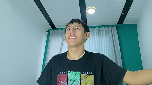 Snapshot of FelipeGonzalezz chatting on 11.30.25 FelipeGonzalezz online show from 11.30.25