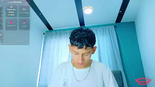 Snapshot of FelipeGonzalezz chatting on 12.15.25 FelipeGonzalezz online show from 12.15.25