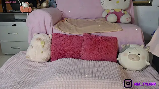 Snapshot of Mia_Tylorr chatting on 11.18.25 Mia Tylorr online show from 11.18.25