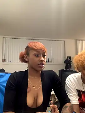 Snapshot of Hefnerbabyy chatting on 11.18.25 Hefnerbabyy online show from 11.18.25