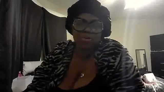 Snapshot of ThickkMadamm chatting on 11.14.25 ThickkMadamm online show from 11.14.25