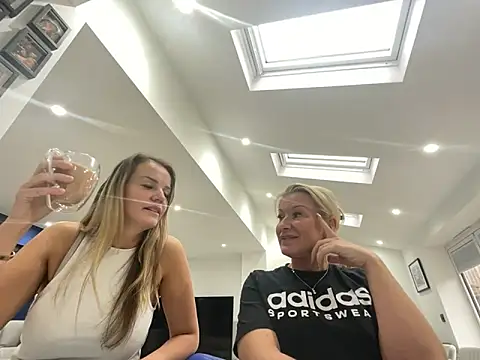 Cutebrowneyes  online show from 11.12.25