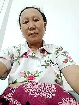 Snapshot of tomi-na chatting on 11.19.25 tomi-na online show from 11.19.25