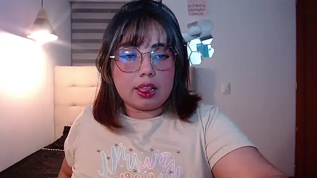 Snapshot of YiniBelle chatting on 11.20.25 YiniBelle online show from 11.20.25