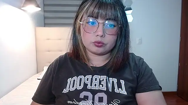 Snapshot of YiniBelle chatting on 11.24.25 YiniBelle online show from 11.24.25