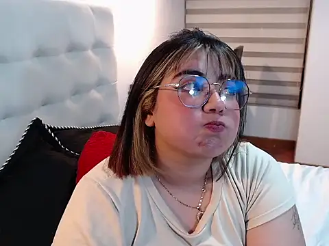 Snapshot of YiniBelle chatting on 12.23.25 YiniBelle online show from 12.23.25