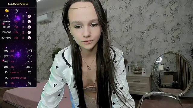 Snapshot of SandraPowers chatting on 11.30.25 SandraPowers online show from 11.30.25