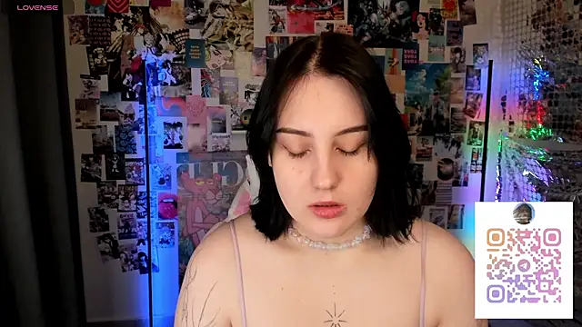 Snapshot of hey_tessa chatting on 03.04.26 hey tessa online show from 03.04.26