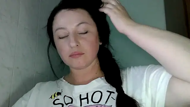 Snapshot of MelinaAx chatting on 05.18.26 MelinaAx online show from 05.18.26