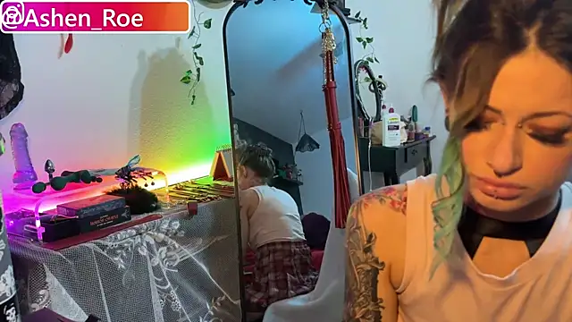 Snapshot of AshenRoe chatting on 04.21.26 AshenRoe online show from 04.21.26