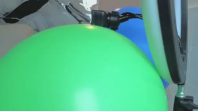 Hanna Goldenst online show from 12.19.25