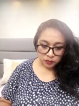 ViickyLee online show from 11.16.25