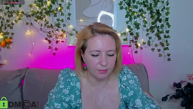 Snapshot of miss_lisaaa chatting on 11.15.25 miss lisaaa online show from 11.15.25