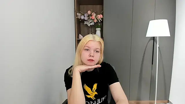 Snapshot of YenAlberda chatting on 11.16.25 YenAlberda online show from 11.16.25