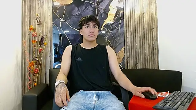 Snapshot of Tommy160920 chatting on 11.18.25 Tommy160920 online show from 11.18.25