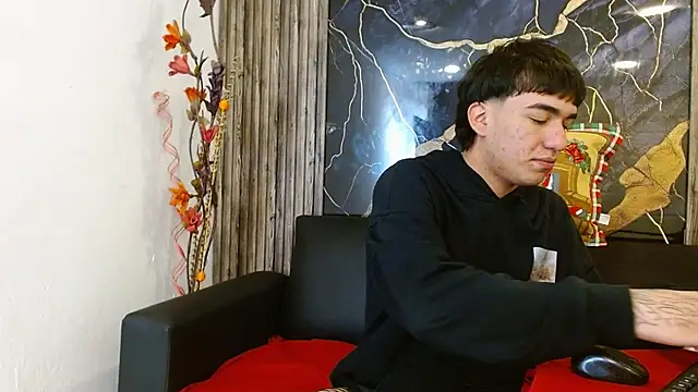 Snapshot of Tommy160920 chatting on 11.21.25 Tommy160920 online show from 11.21.25