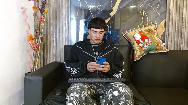 Snapshot of Tommy160920 chatting on 11.25.25 Tommy160920 online show from 11.25.25