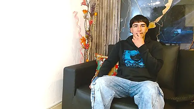 Snapshot of Tommy160920 chatting on 11.28.25 Tommy160920 online show from 11.28.25