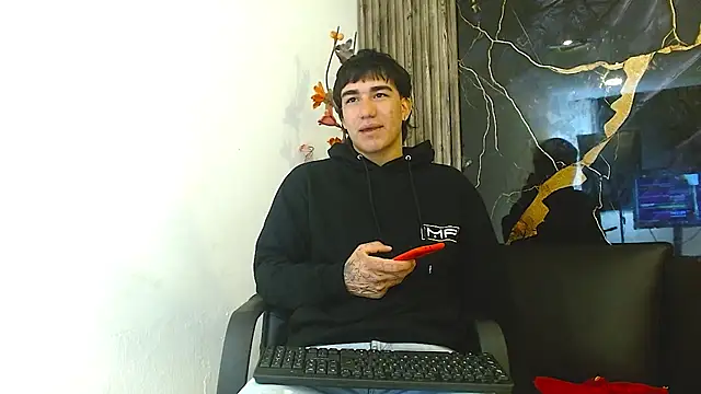 Snapshot of Tommy160920 chatting on 11.29.25 Tommy160920 online show from 11.29.25