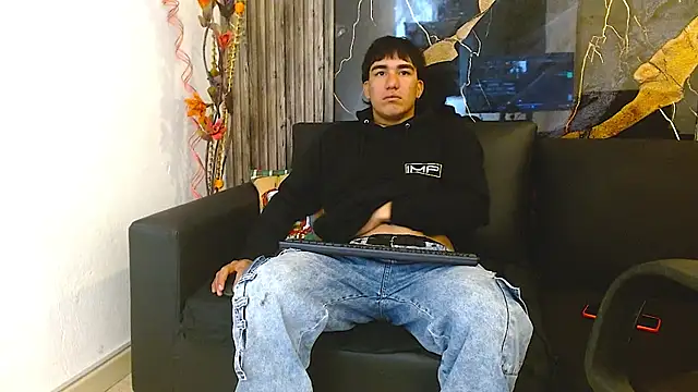 Snapshot of Tommy160920 chatting on 12.01.25 Tommy160920 online show from 12.01.25