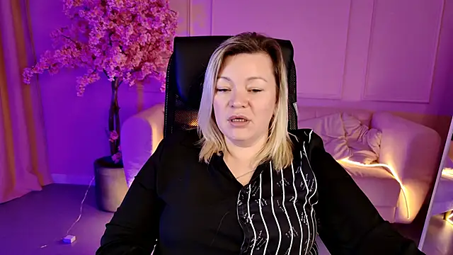 Snapshot of DianaHaworn chatting on 11.17.25 DianaHaworn online show from 11.17.25