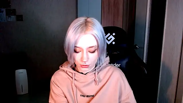 SophiaLur online show from 11.24.25