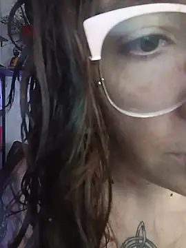 Snapshot of Melinerd chatting on 07.16.26 Melinerd online show from 07.16.26