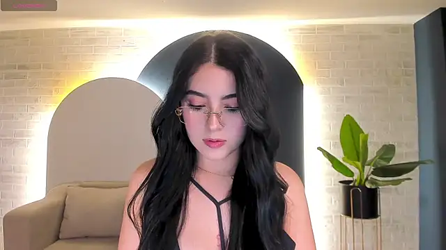 Snapshot of HaileyRoss_ chatting on 05.16.26 HaileyRoss online show from 05.16.26