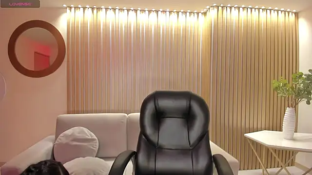 Snapshot of HaileyRoss_ chatting on 05.18.26 HaileyRoss online show from 05.18.26