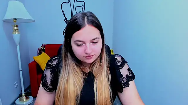 Snapshot of Maria_Bond chatting on 11.30.25 Maria Bond online show from 11.30.25