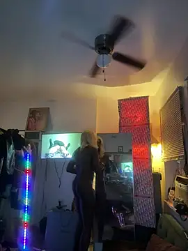 Snapshot of Motherbigbus chatting on 03.28.26 Motherbigbus online show from 03.28.26